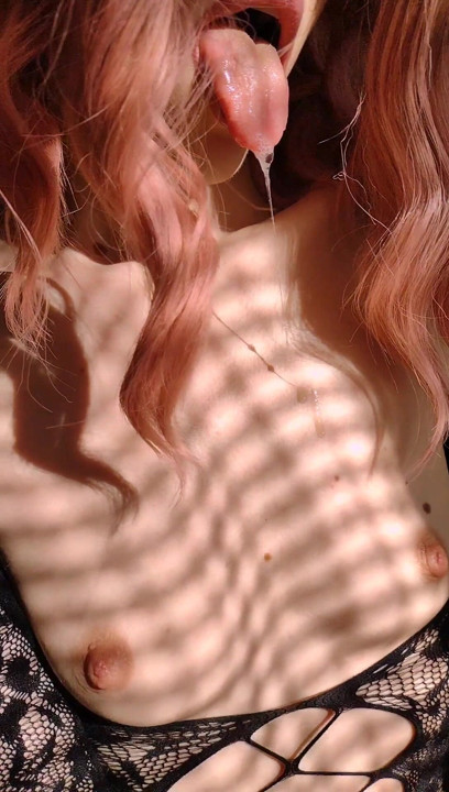แทนที่จะใส่น้ําลายบนหัวนม กูอยากได้น้ําเงี่ยนอุ่นๆ แทน