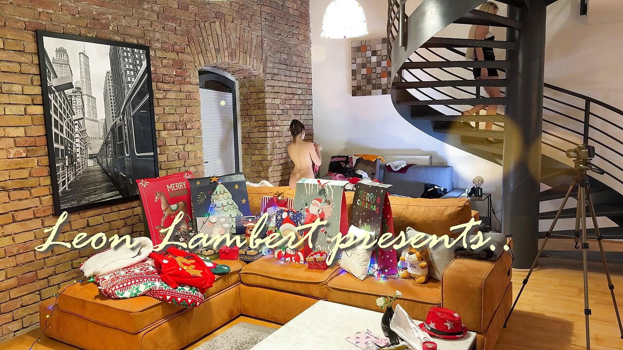 Increíble fiesta de año nuevo con dos pequeñas chicas universitarias calientes en disfraces diferentes para jugar con una polla y bolas