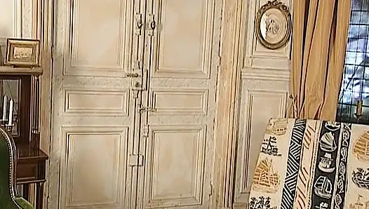 Сексуальную немецкую блондинку-горничную в черный