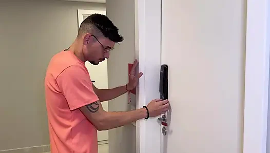 Wir haben den stiefbruer meiner freundin erwischt, wie wir uns aus der umkleidekleide sah