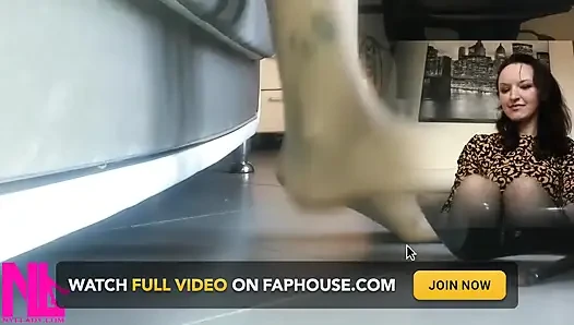 Aku lagi asik dan kaki pacar favoritku dengan pompa hitam