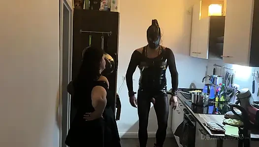 Mutfak fetişi fışkırtma çılgınlığı - olgun sürtükler her yere sırılsıklam