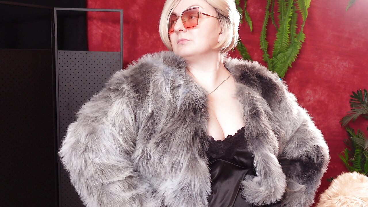 Colecție de haine de blană sexy - partea 2. Fetiș cu mamă sexy Arya Grander