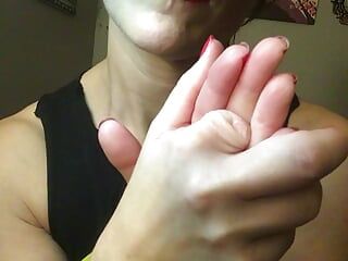 赤い唇の熟女、エリッカアリエスは、切断された指のこぶを吸います