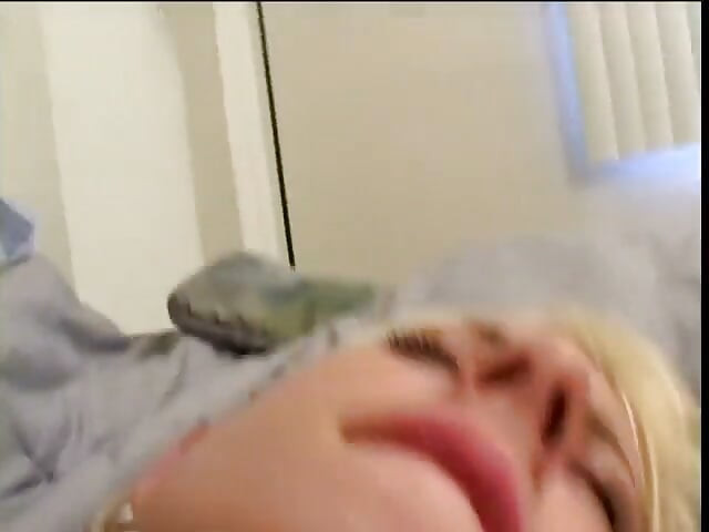 Rubia cachonda consigue chupar a un tipo mientras él la está filmando