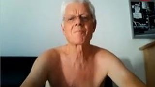 Abuelo masturbándose el culo