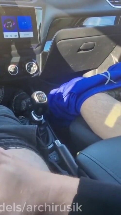 I secretly jerked off a big cock to a student during a break near school. Do you want to suck our cocks? | Clip 1