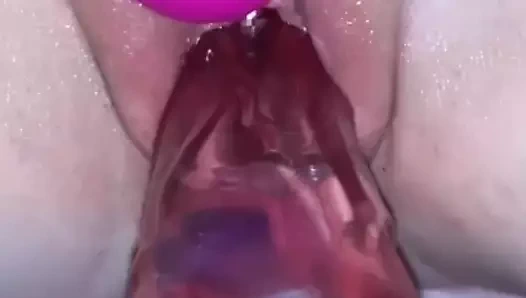 CreamyDixieLove играет со сливочной киской с вибраторами и дилдо, растягивающими тугую маленькую киску