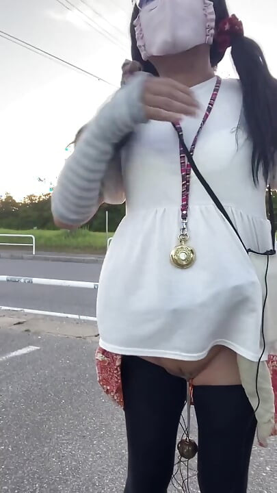 Số 299 Exhibitionist chơi trong một bãi đậu xe công cộng