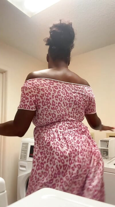 EBONY MATURE COUGAR SHAKES HER ASS DOING LAUNDRY!!!