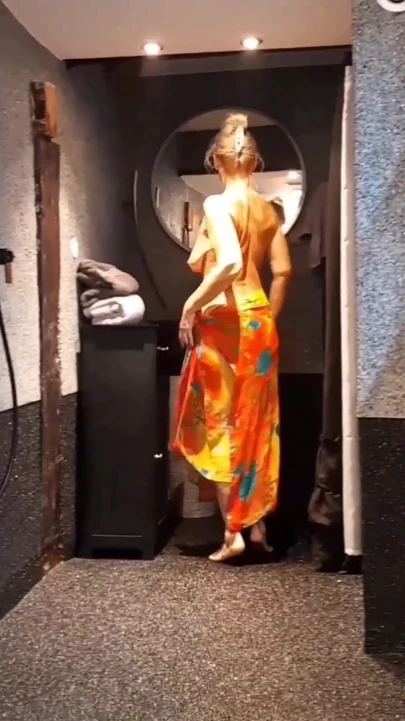 Selena美丽的半裸舞姿势