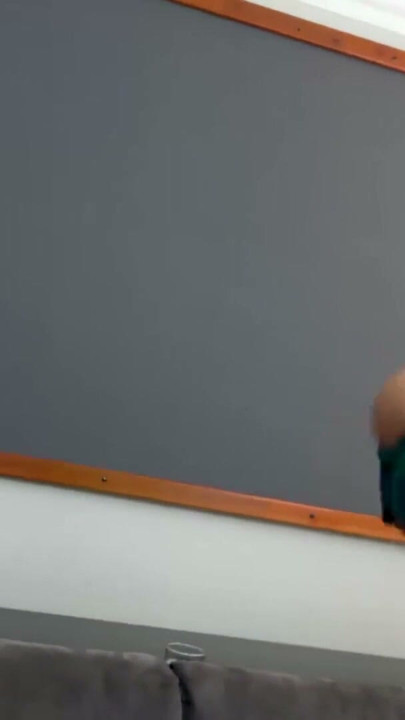 Denne BUSTY EBONY MILF holdt ansigtet lige omkring sin MAND... nu tigger hun mig om at strække hendes fisse | Klip 1