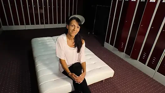 Muschi lecken, dildo spielt im käfig ... in den mund kommen