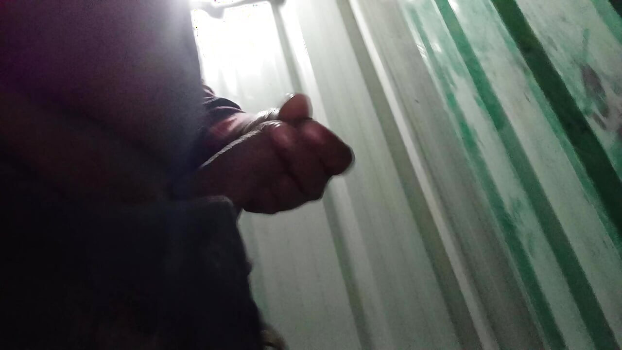 Bihari Babu bathroom mein Muth maar rahe hain