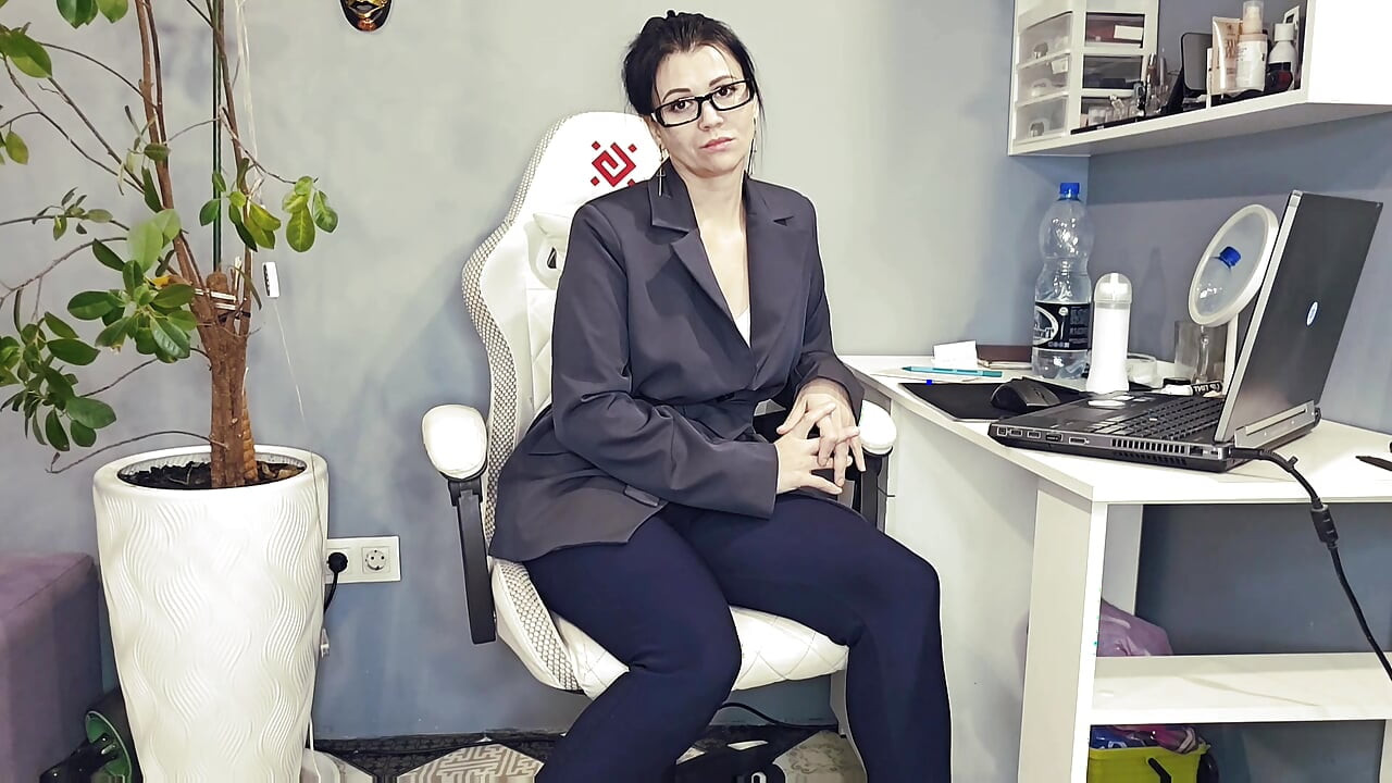Der Assistent gab der Schülerin einen blowjob, cunnilingus, rollenspiel.