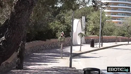 Spontane Seks Yol Kenarı Aç MILF Her Şeyini Veriyor