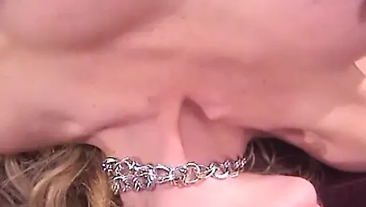 Blondine mit riesigen titten genießt hardcore-sex mit zwei typen