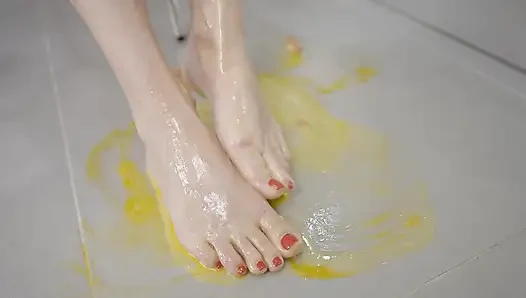 Скучая милфа-блондинка топчет яйца горячими ступнями - фут-фетиш давка!