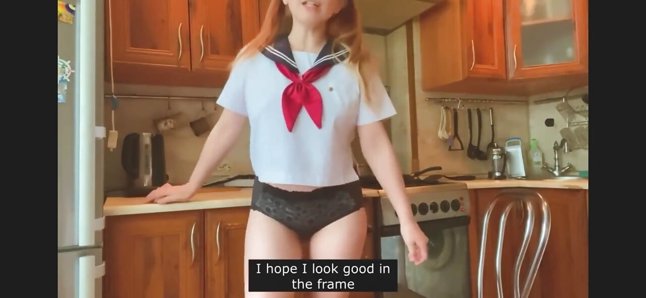 Frumusețe tânără în uniformă japoneză studentă se masturbează în bucătărie și discută cu tine