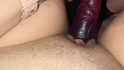 Aku suka dildo merah muda dan unguku