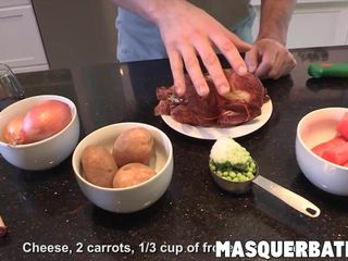 Grande pedaço armado masturba seu pau enorme depois que ele cozinha uma refeição