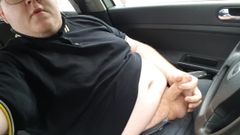 Joven gordita con gran polla se masturba en el coche