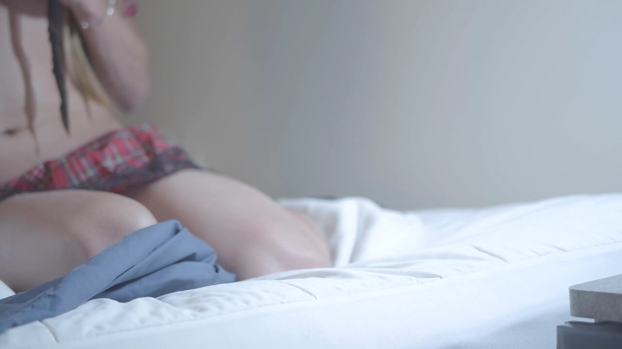 Travestiet in kuisheid kleedt zich aan en wordt met een dildo geneukt