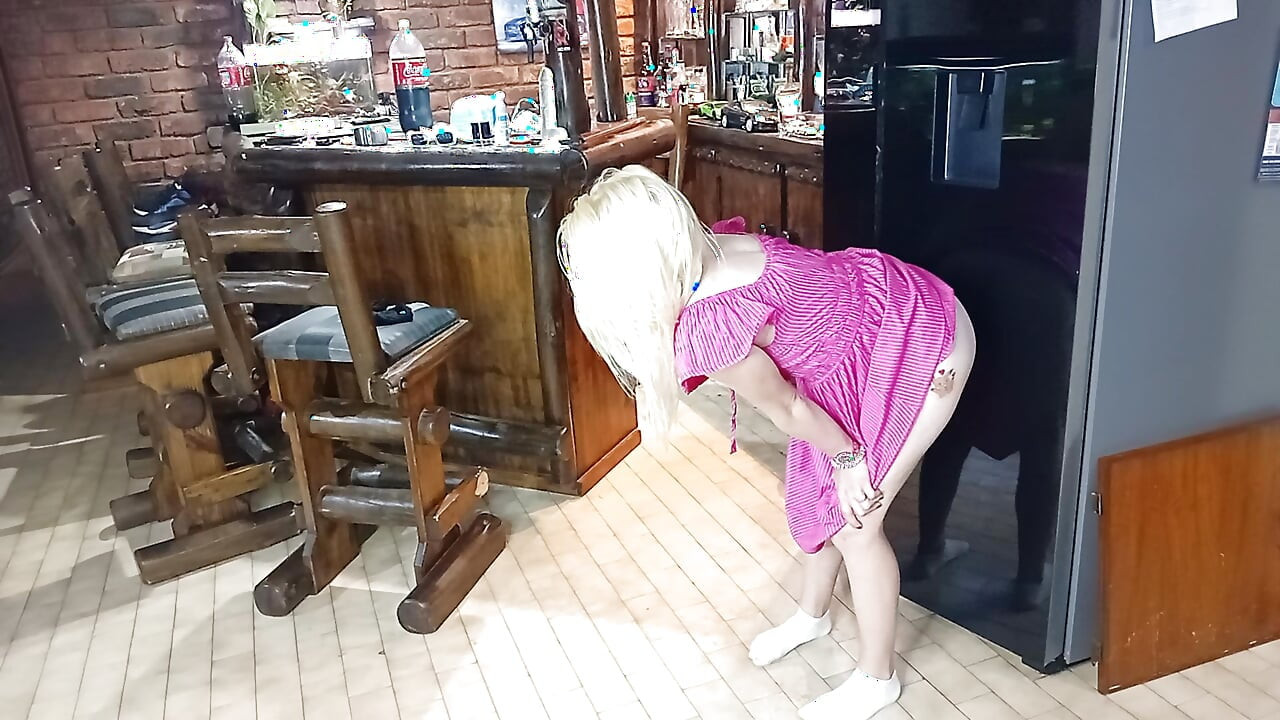 彼氏が見ている間に冷蔵庫をセックスしてる