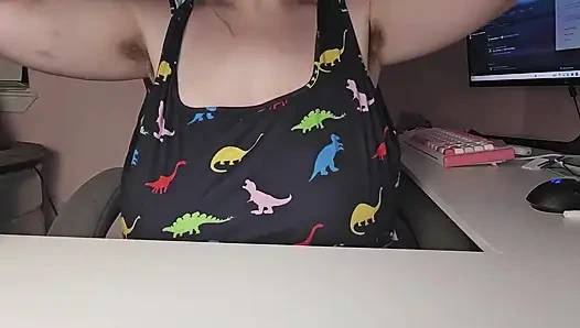 Masamda memelerini tokatlıyor