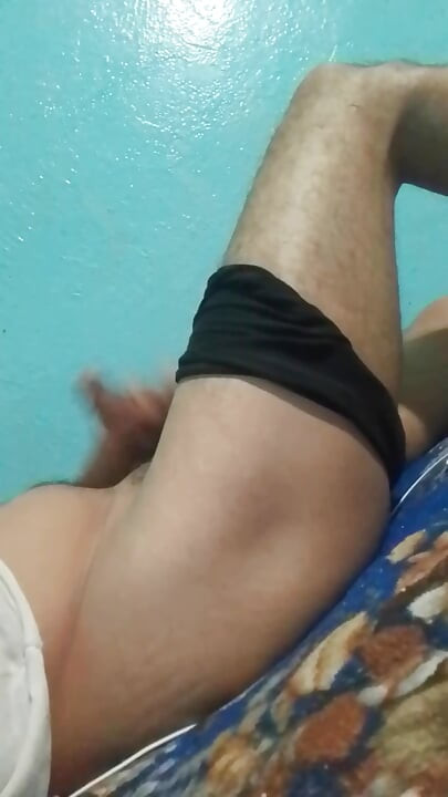 Kalın, büyük başlı bir yarakla mastürbasyon.