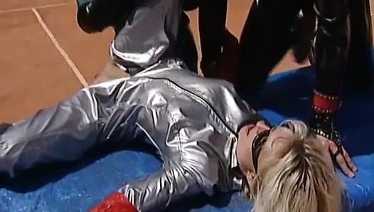 Фистинговый анальный секс вчетвером на теннисном корте с потрясающими немецкими куклами