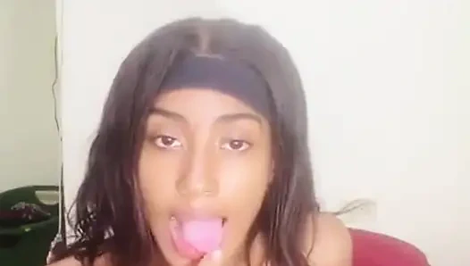 Dominikanermädchen masturbiert reich