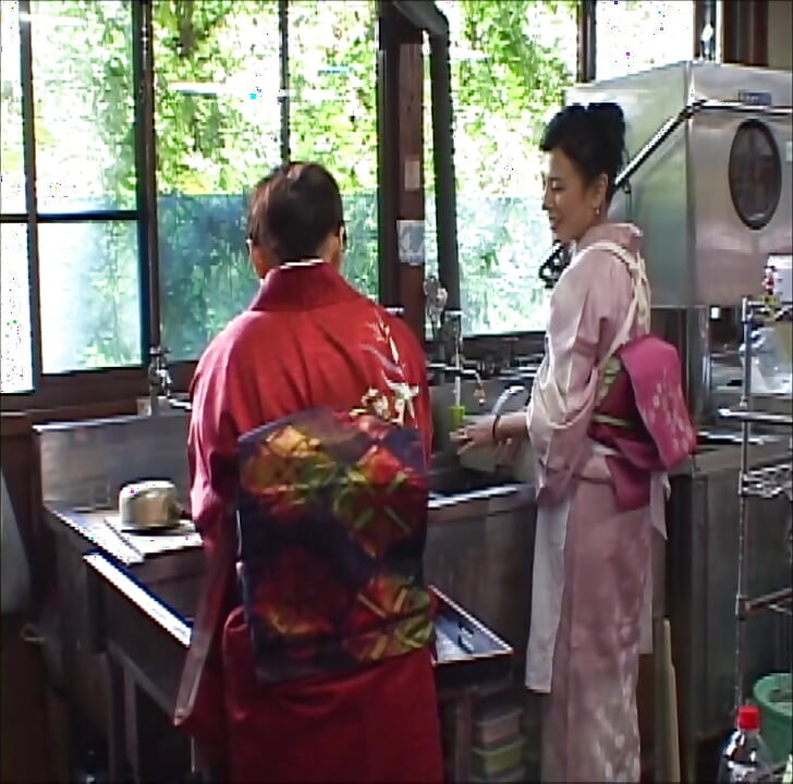P128G03 The beautiful proprietress of a quiet mountain hot spring inn near Tokyo. Lesbian sisters, forbidden sex at home!　A sensual erotic drama that evokes the Showa era!