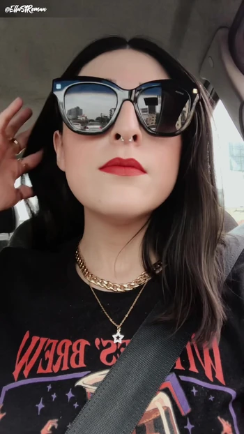 Boobs out!