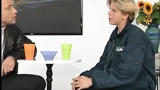 Teen reitet fetten schwanz und lutscht alle sperma von ihm