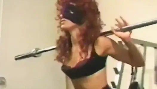 Retro, zungenlecken und ficken im fitnessstudio