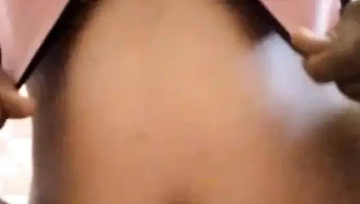 Schau, wie ein junges mädchen im dorf badet