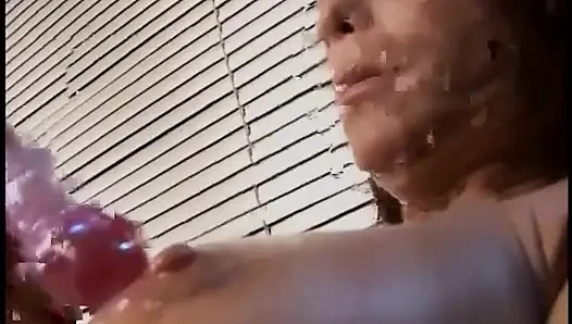 Geile fickerin kriegt dildo tief in den hals und benutzt ihn dann, um sich selbst zu ficken