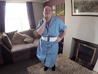 Esposa en uniforme de enfermera con grandes tetas