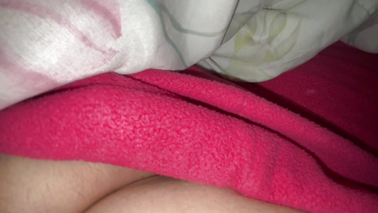 Güzel düzgün vücutlu latin - pijamalı yalnız gece mastürbasyonu