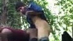 Desi gej rucha się pod drzewem ze swoją przyjaciółką w dżungli
