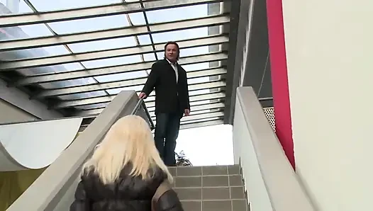 Сексуальную крошку трахнул в задницу 2 случайных чувака