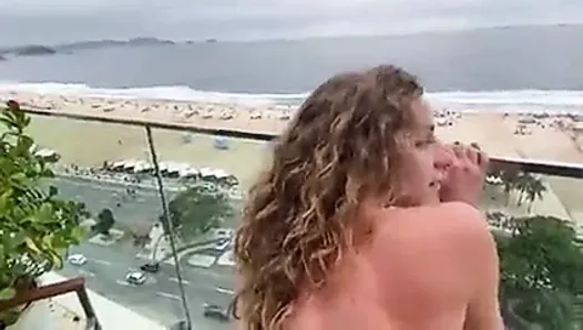 Kurwa na balkonie