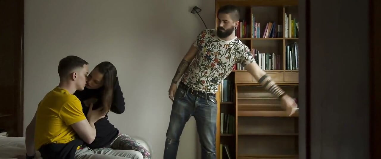 Καυτή Tattooed έφηβη γαμιέται και από τις δύο άκρες σε τρίο