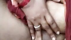 Indyjska żona palcami jej cipki dla swojego kochanka