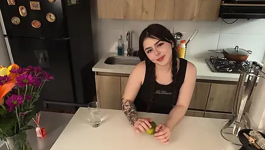 Üvey kız kardeşimin büyük götlü arkadaşını sikiyorum