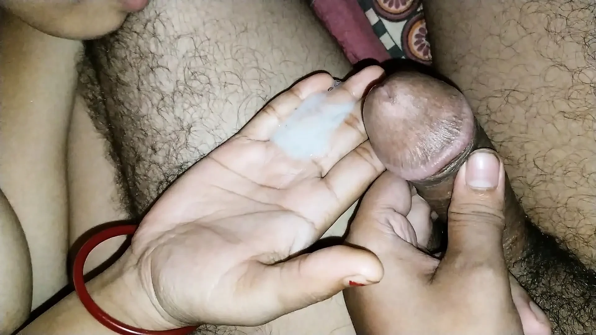 Sperma bilan qoplangan yalangoch ayol