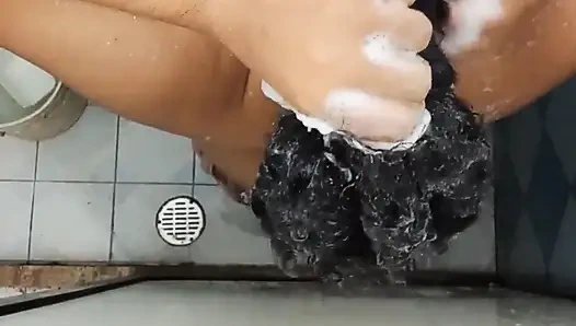 Cep telefonumu baldızımın banyosuna koydum ve o fark etmeden kaydettim