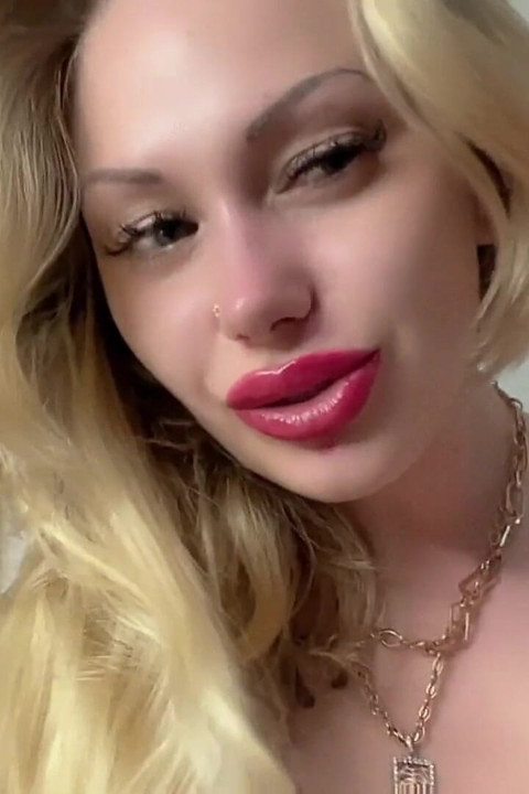 Manipulative stepmommy's lips! Cum or denial?