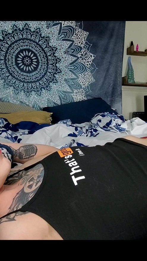 Kæmpe dildo buler ud af den petite teens mave | klip 1